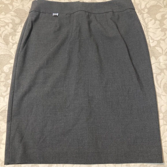 Calvin Klein Grey Pencil Skirt. Front Metal CK Design. Size 6 - Picture 1 of 7